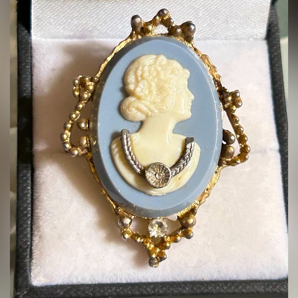 Vtg Lady with diamond necklace cameo brooch she may have been in a tussle or two - Picture 2 of 3